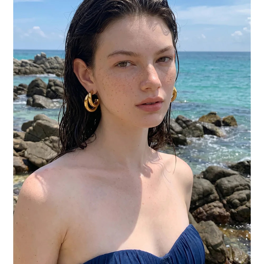 Geometric earrings in gold-plated stainless steel.
