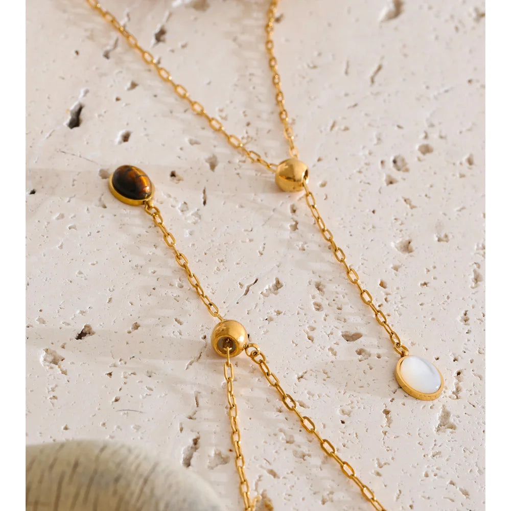 Shell natural stone geometric necklace in gold-plated stainless steel with natural stone and shell.