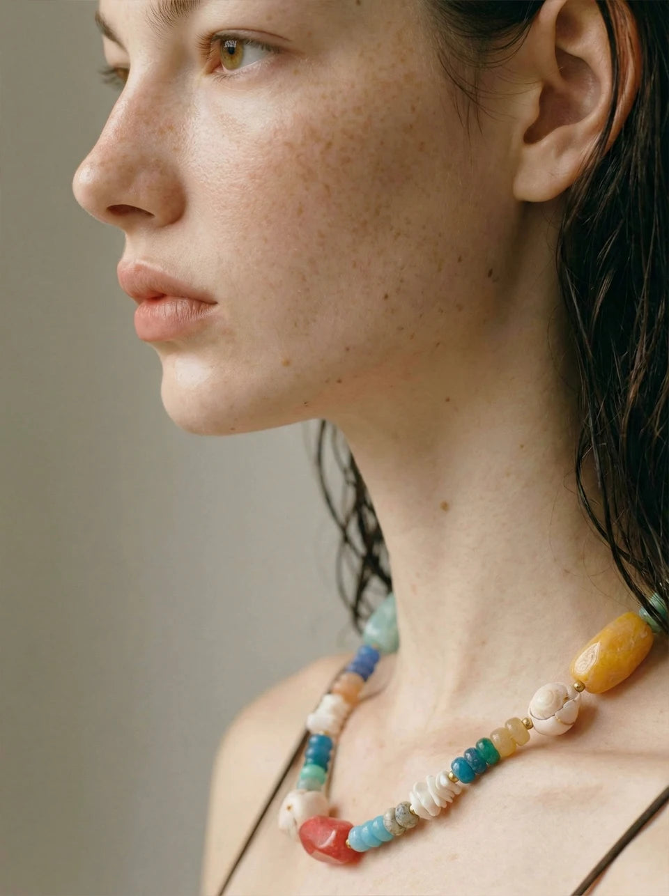 Shell resin natural stone necklace in gold-plated stainless steel with natural stone and shell.