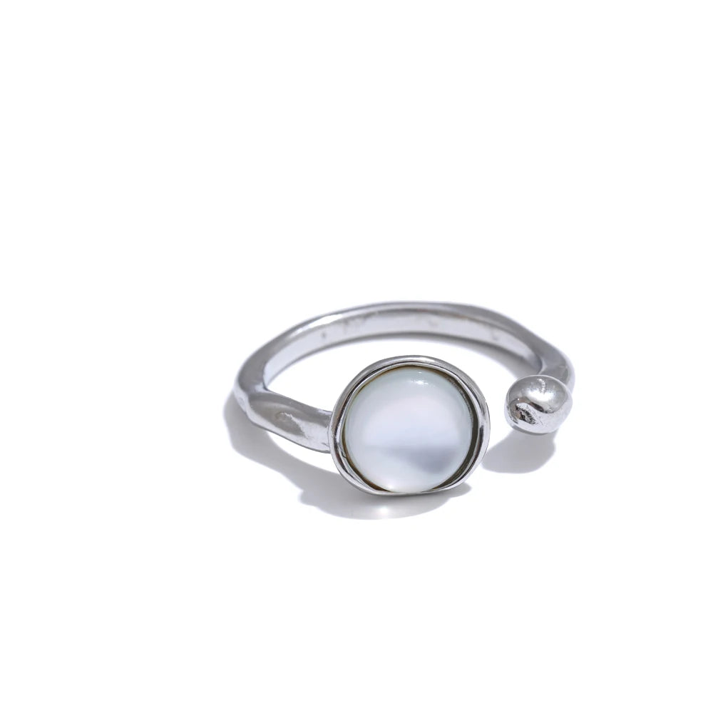 Shell geometric ring in 18K gold-plated stainless steel with shell.