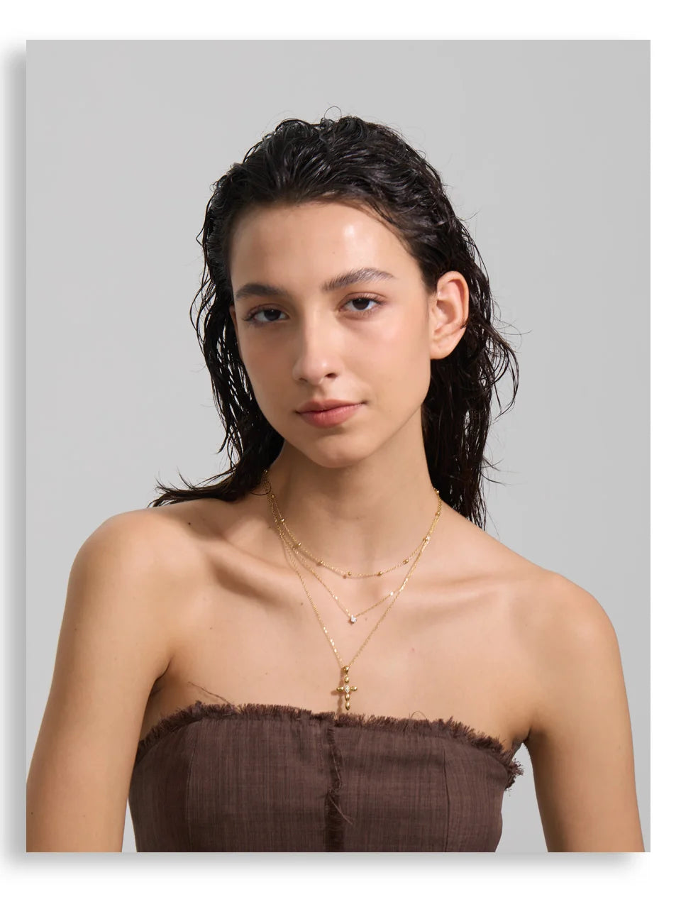 Cubic zirconia cross chain necklace in gold-plated stainless steel with cubic zirconia.
