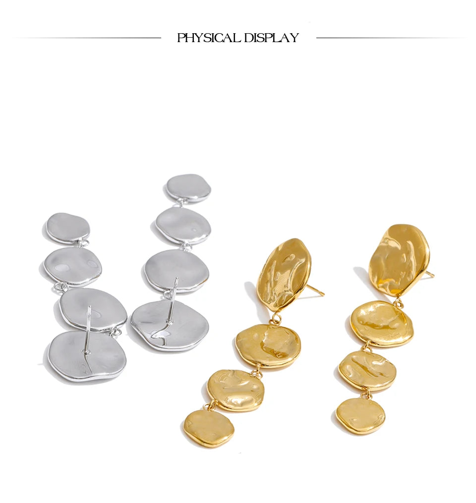 Geometric chain earrings in gold-plated stainless steel.