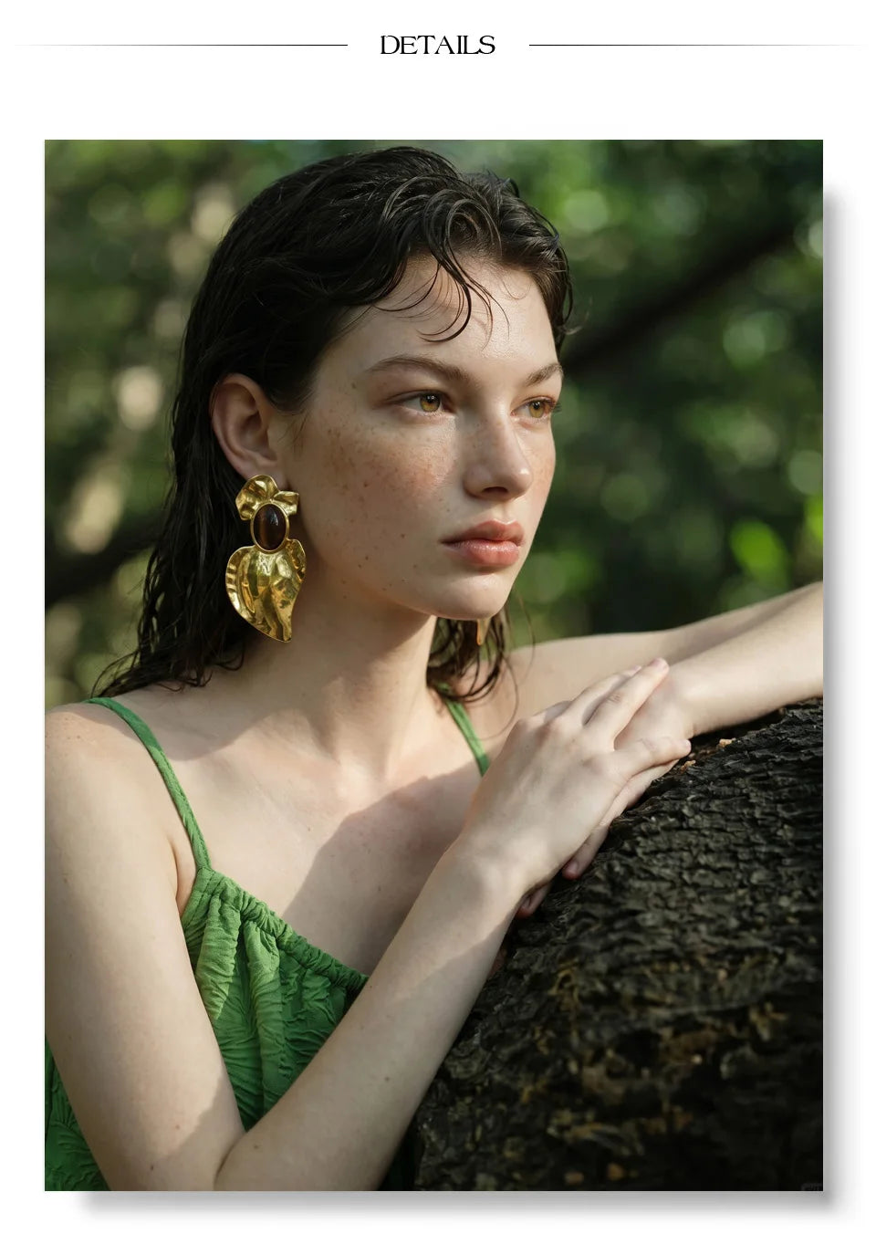 Natural stone heart geometric earrings in gold-plated stainless steel with natural stone.