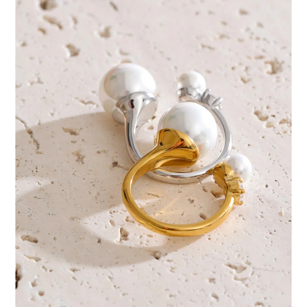 Cubic zirconia pearl geometric ring in 18K gold-plated stainless steel with pearl and cubic zirconia.