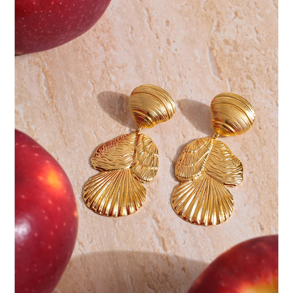 Shell geometric earrings in gold-plated stainless steel with shell.
