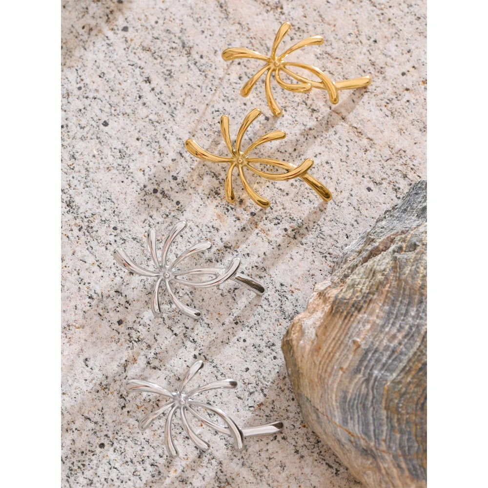 Geometric earrings in gold-plated stainless steel.