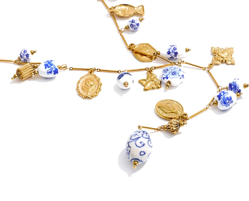 Heart flower necklace in gold-plated stainless steel.