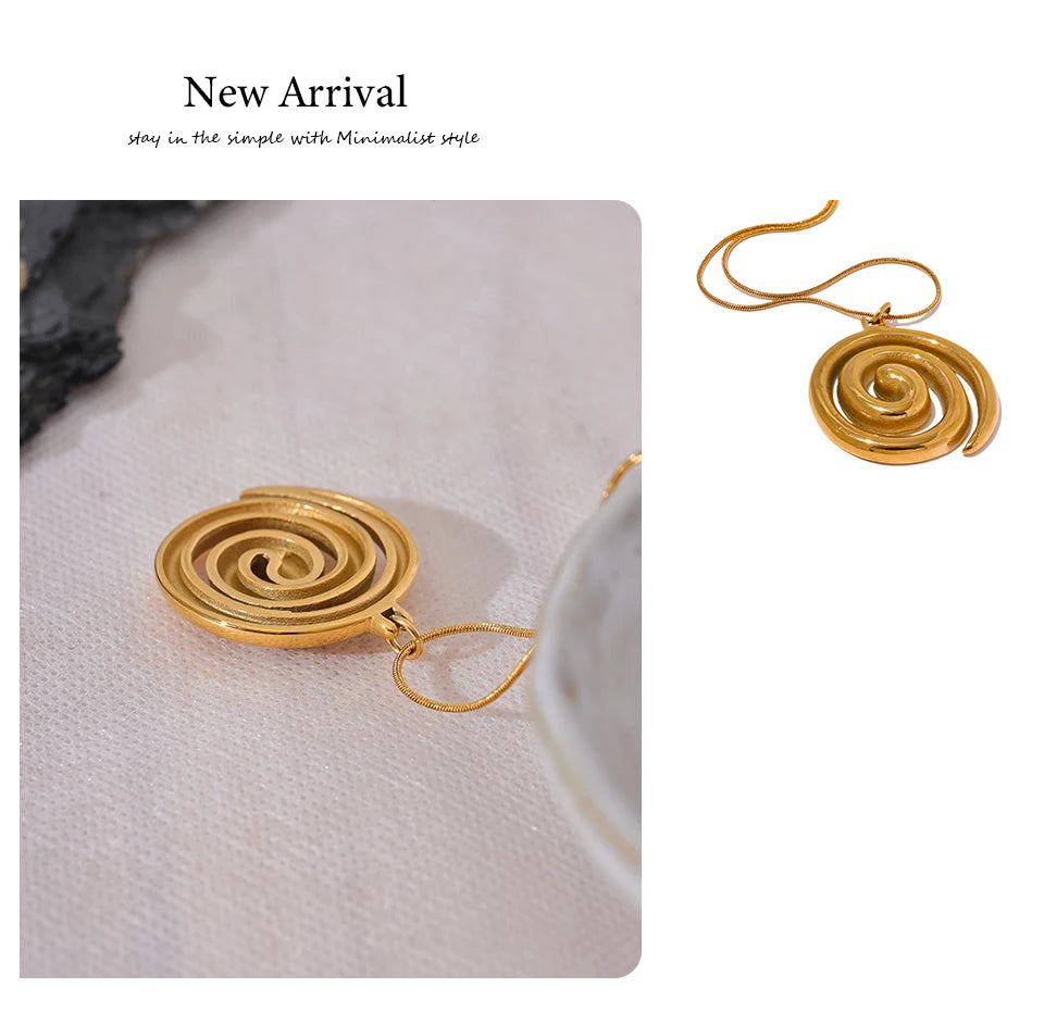 Geometric necklace in gold-plated stainless steel.