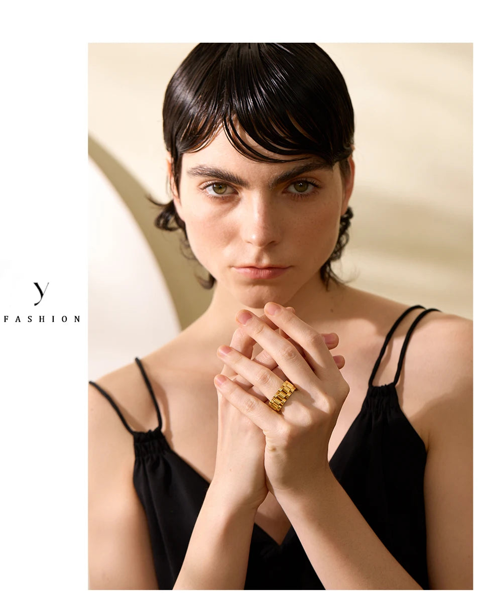 Geometric chain ring in gold-plated stainless steel.