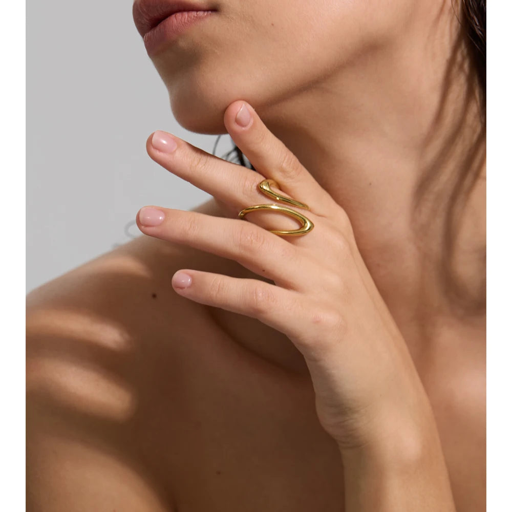 Minimalist geometric ring in gold-plated stainless steel.