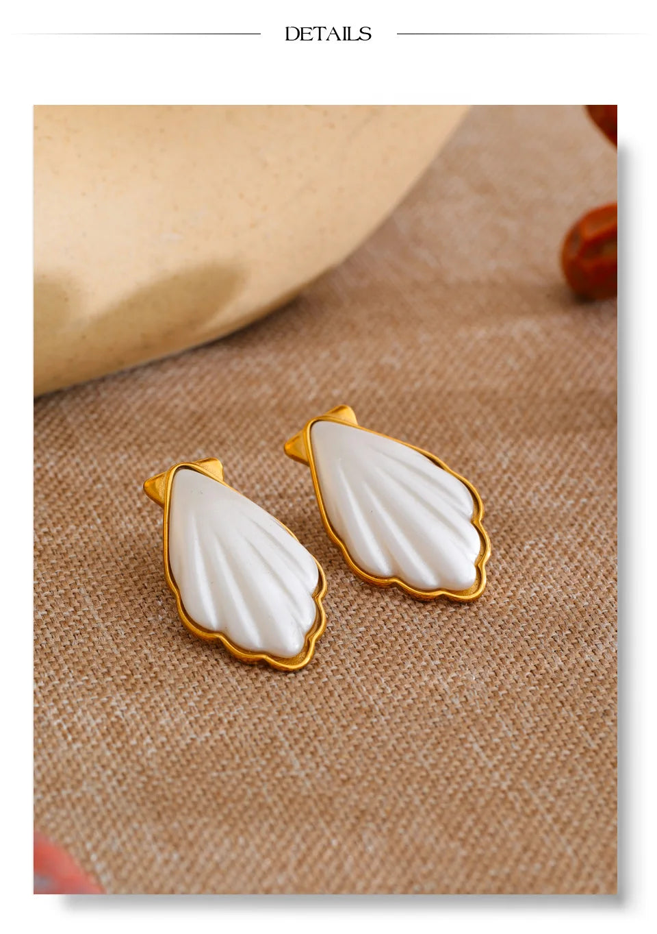 Pearl shell geometric earrings in gold-plated stainless steel with pearl and shell.