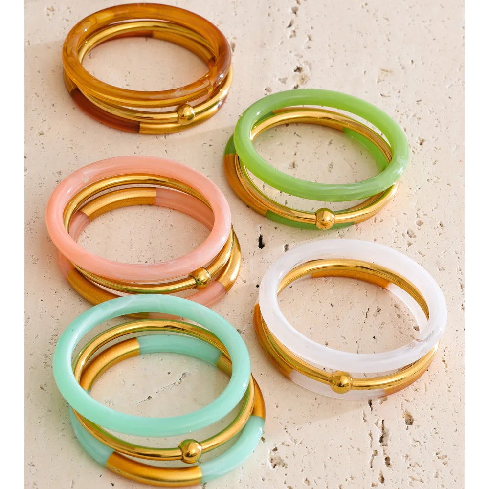 Resin acrylic multi-color bracelet in gold-plated stainless steel with resin and acrylic.