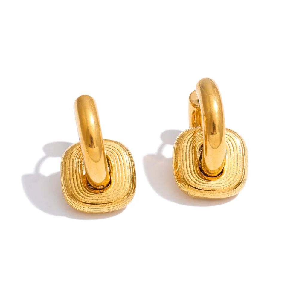 Geometric earrings in gold-plated stainless steel.