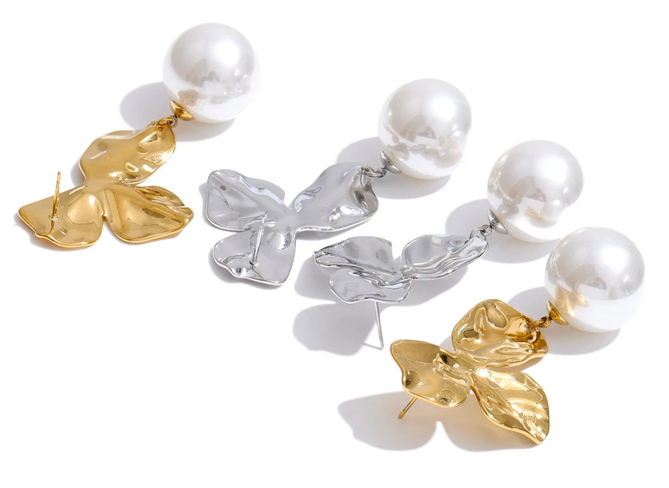 Pearl flower earrings in gold-plated stainless steel with pearl.