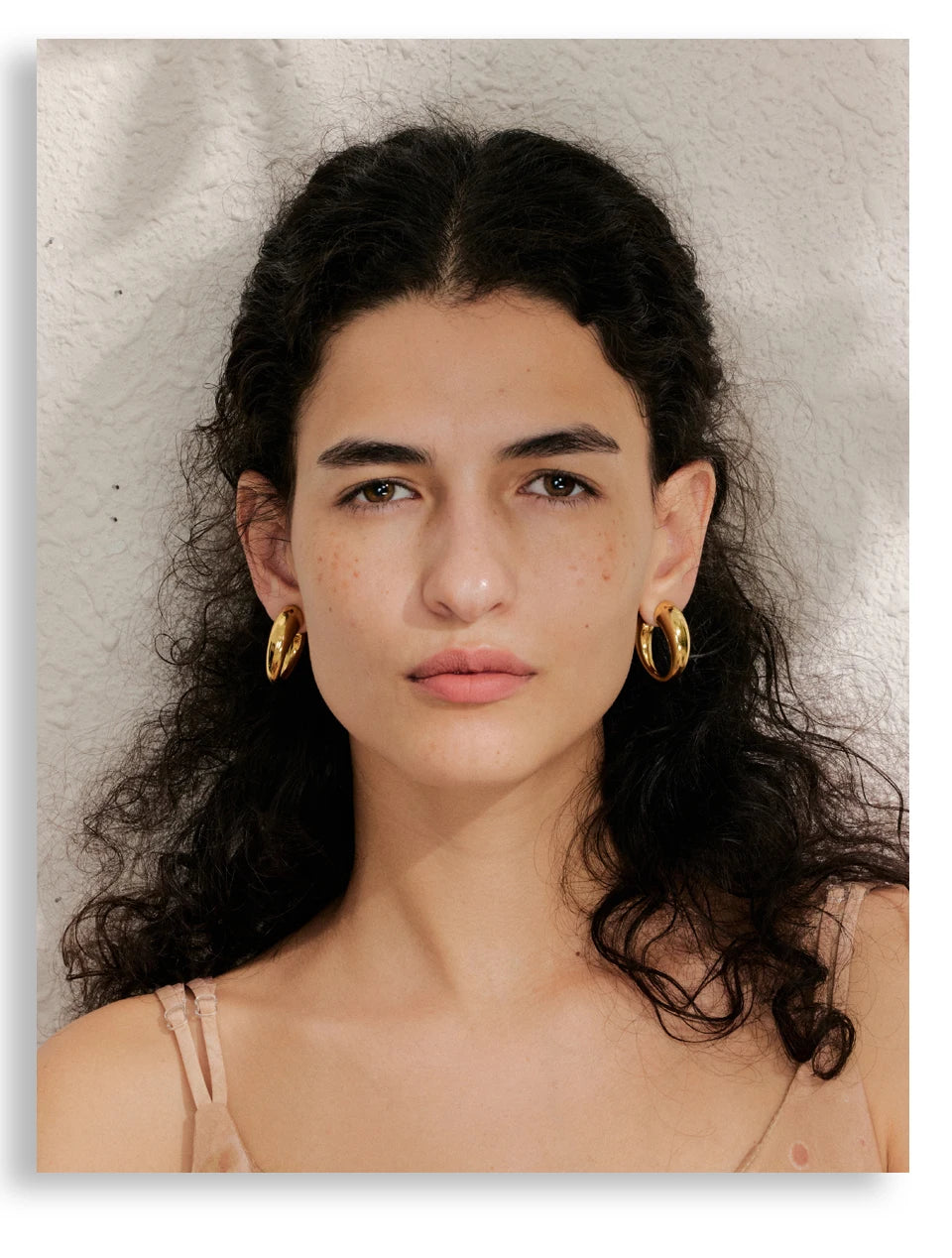 Minimalist geometric earrings in gold-plated stainless steel.