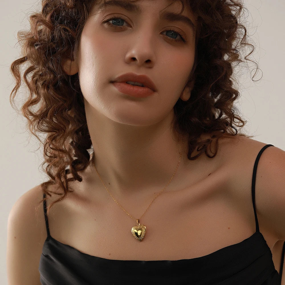 Heart necklace in gold-plated stainless steel.