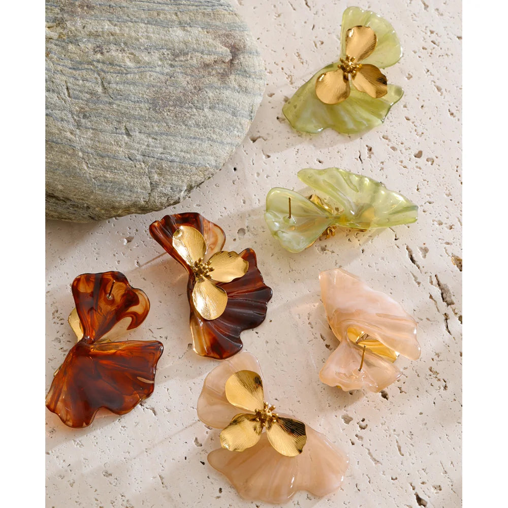 Green resin flower earrings in gold-plated stainless steel with resin.