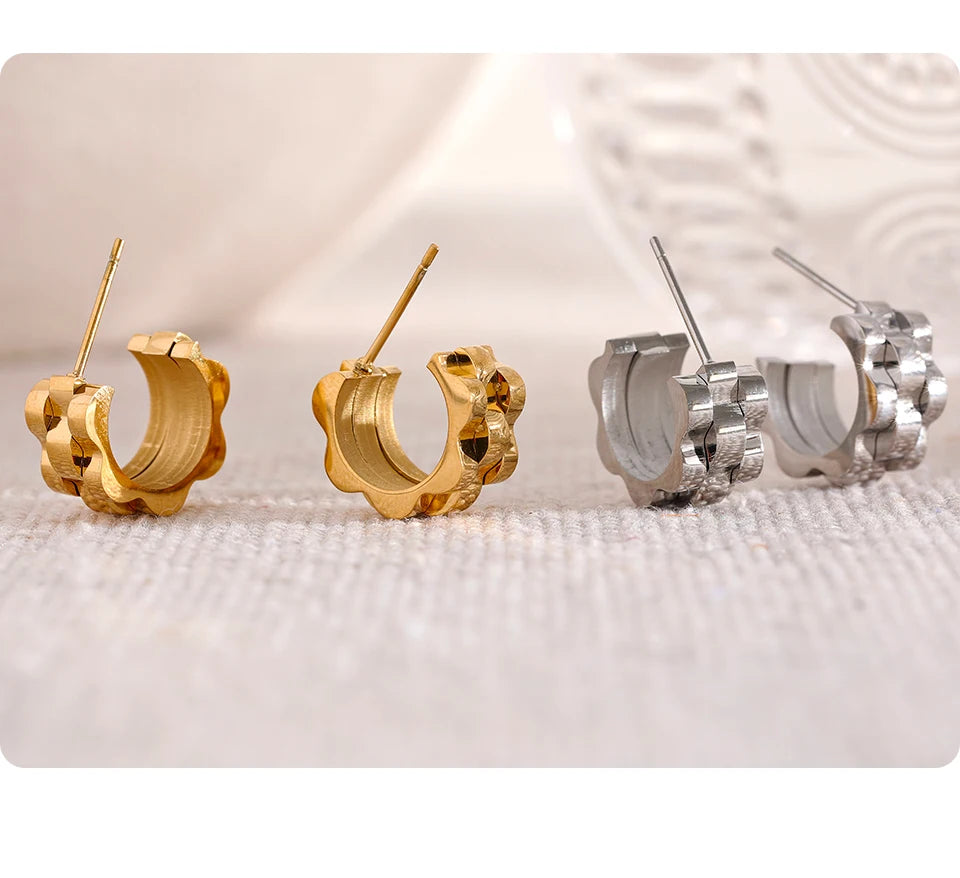 Hammered geometric earrings in 18K gold-plated stainless steel.