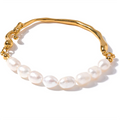 Freshwater pearl geometric bracelet in 18K gold-plated stainless steel with freshwater pearl.