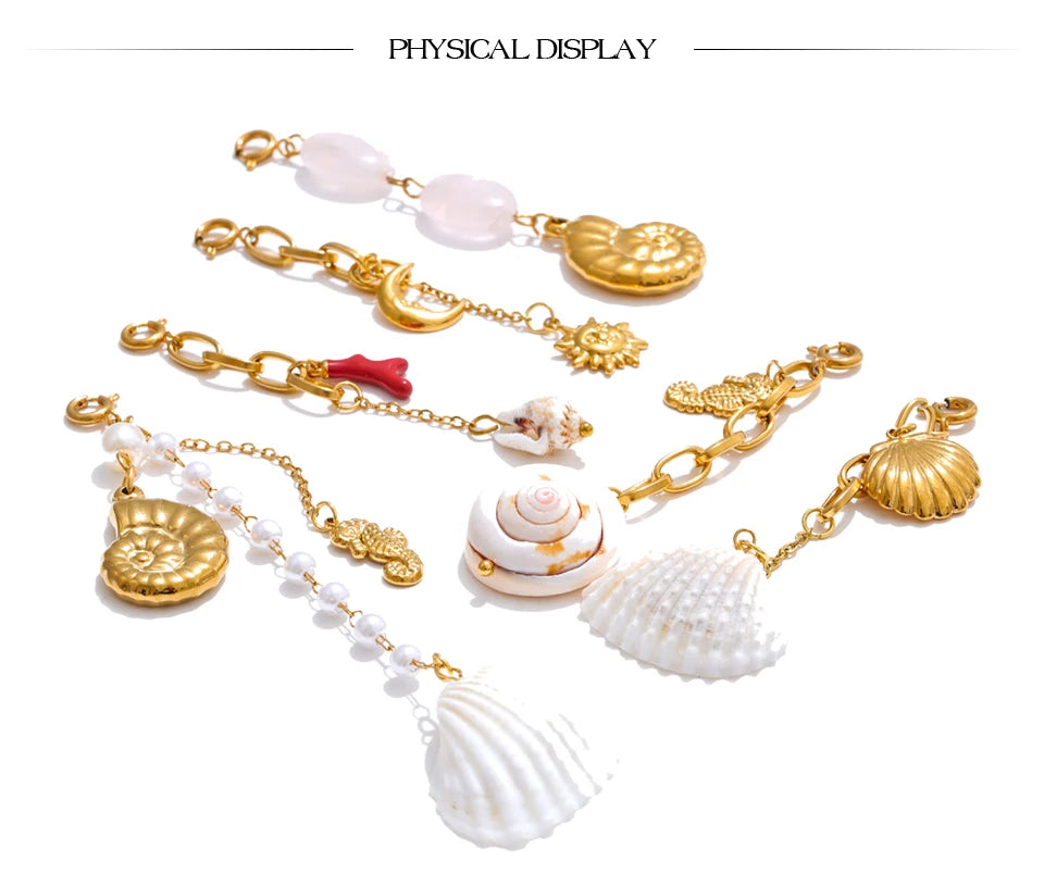 Shell star moon necklace in gold-plated stainless steel with shell.