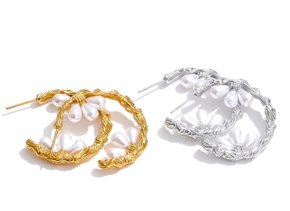 Pearl geometric earrings in gold-plated stainless steel with pearl.