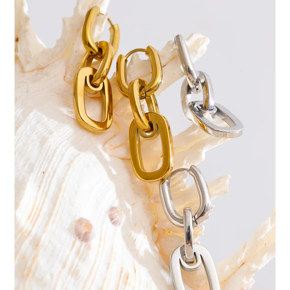 Geometric earrings in gold-plated stainless steel.