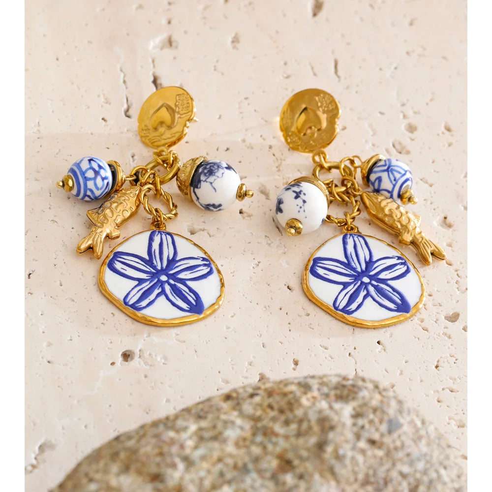 Flower beaded earrings in gold-plated stainless steel.