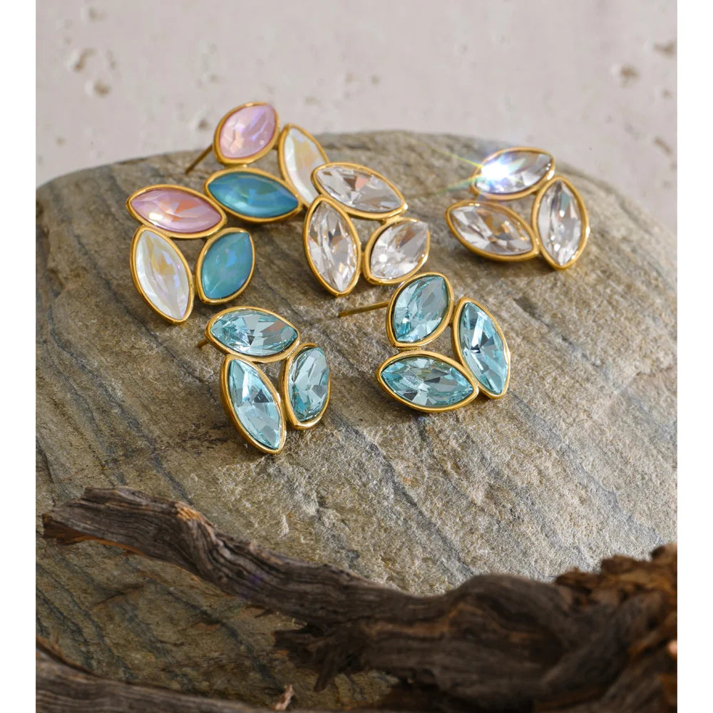 White crystal flower earrings in gold-plated stainless steel with crystal.