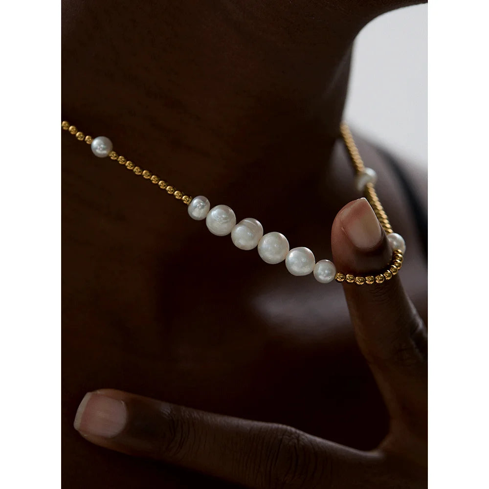 Freshwater pearl geometric necklace in gold-plated stainless steel with freshwater pearl.