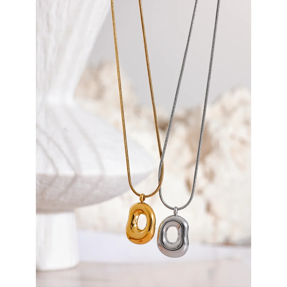 Geometric necklace in gold-plated 316L stainless steel.