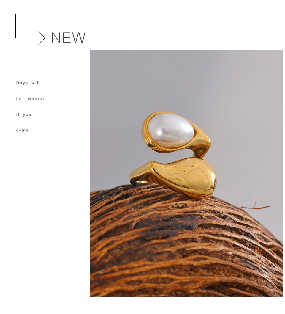 Pearl geometric ring in gold-plated stainless steel with pearl.
