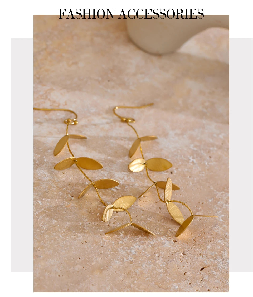 Vintage geometric earrings in gold-plated stainless steel.