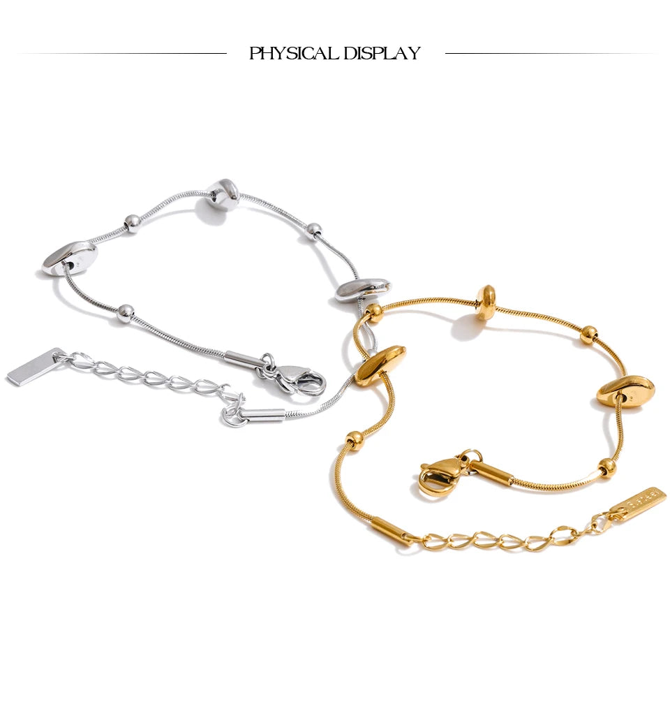 Geometric chain necklace in gold-plated stainless steel.