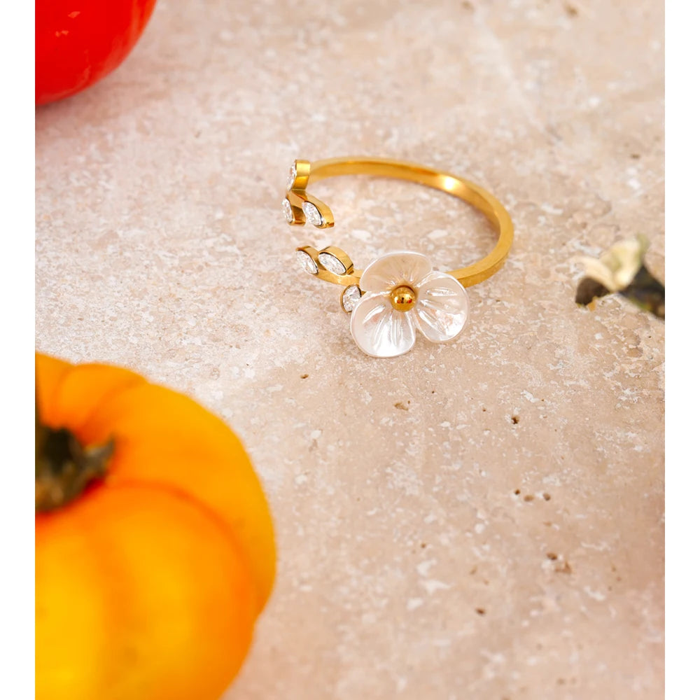 Cubic zirconia resin flower ring in 18K gold-plated stainless steel with cubic zirconia and resin.