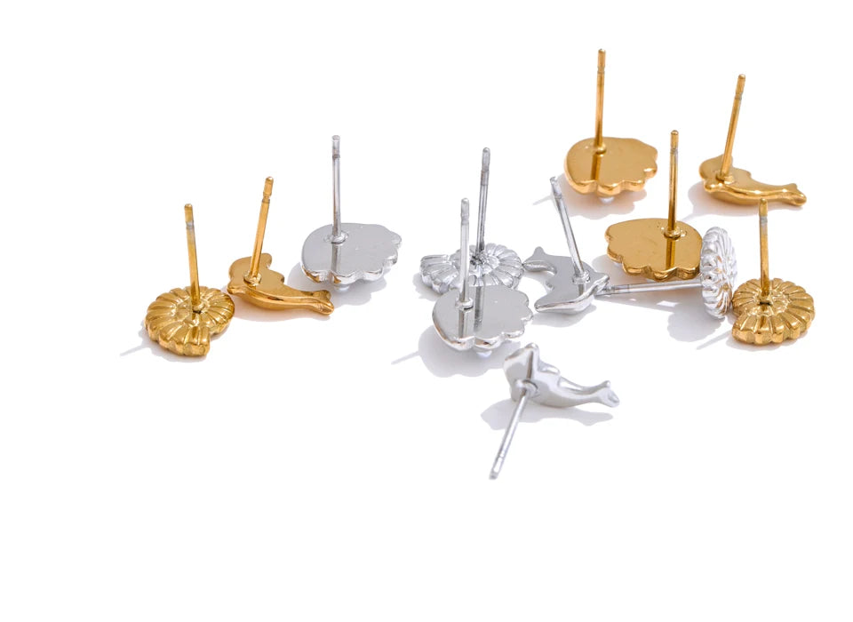 Pearl shell geometric earrings in gold-plated stainless steel with pearl and shell.