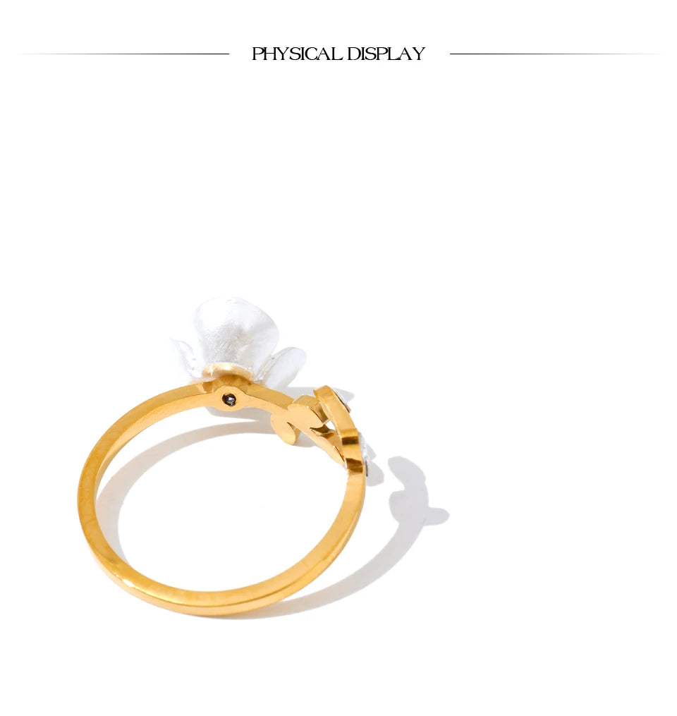 Cubic zirconia resin flower ring in 18K gold-plated stainless steel with cubic zirconia and resin.