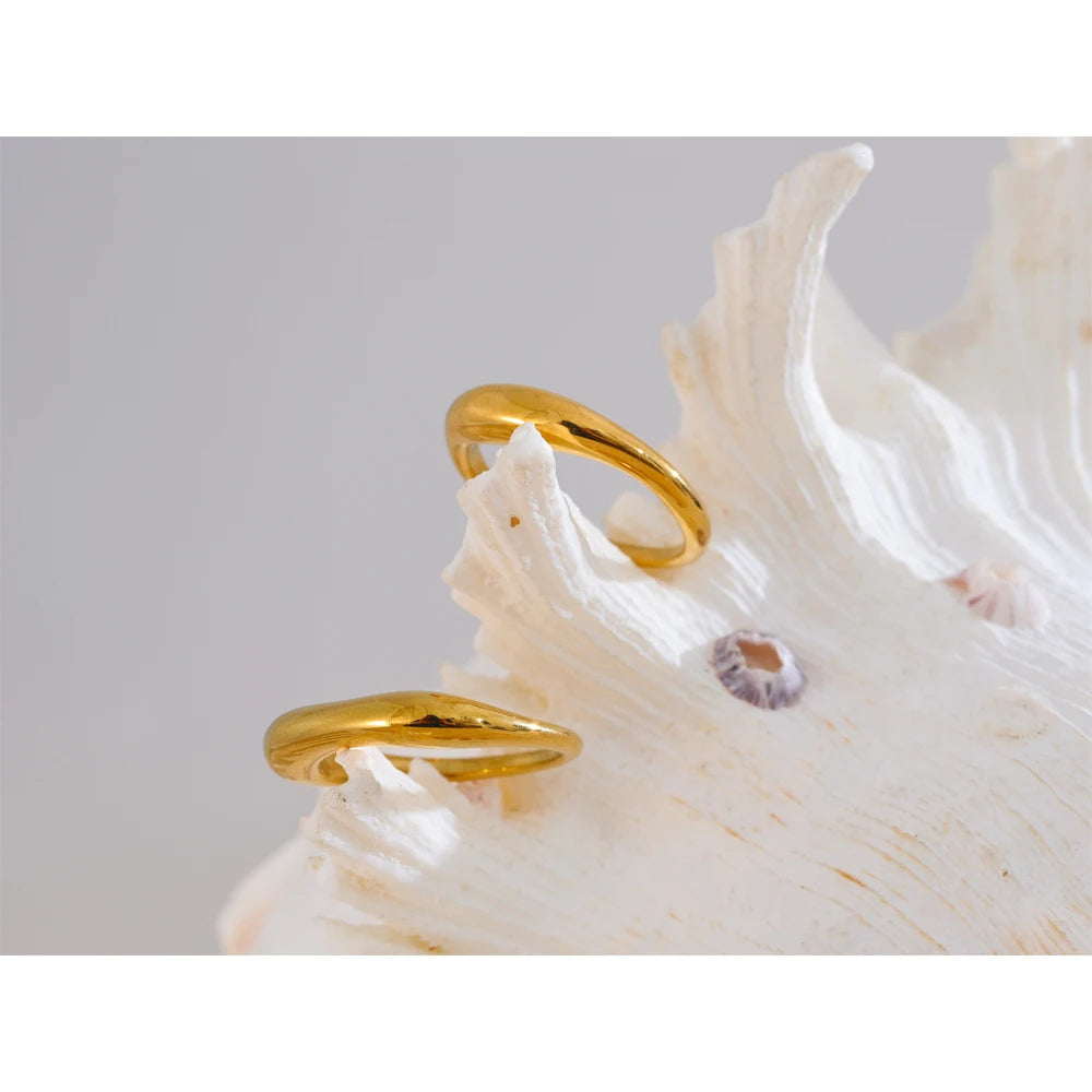 Hammered minimalist geometric ring in gold-plated stainless steel.
