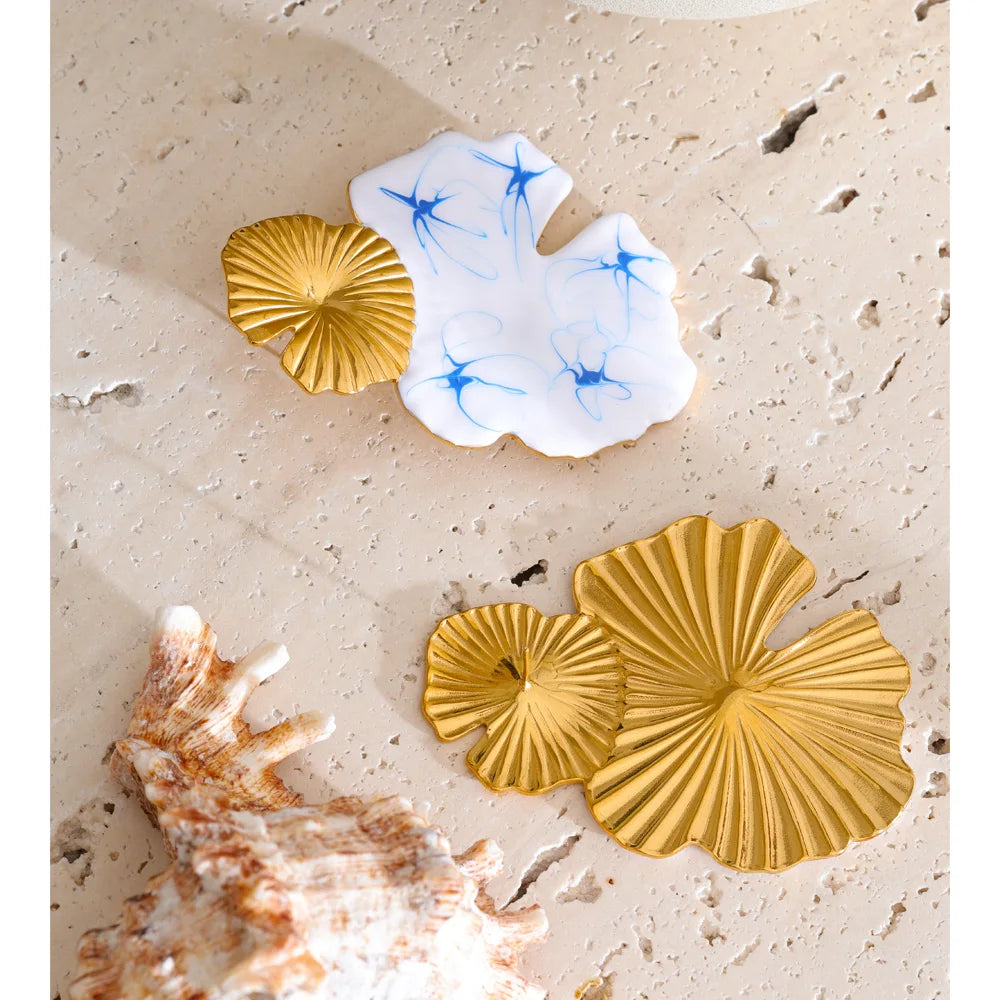 White enamel flower earrings in gold-plated stainless steel with enamel.