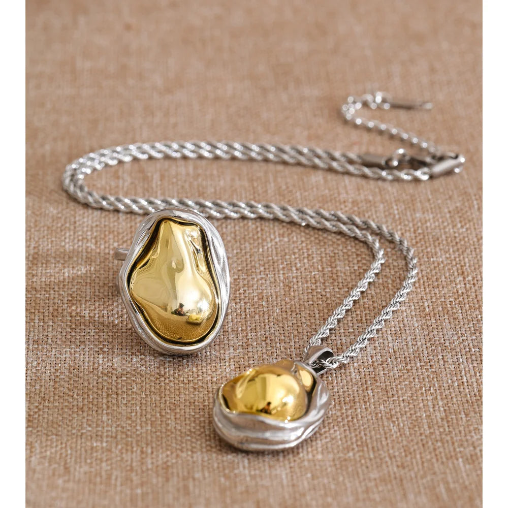 Pearl beaded geometric necklace in gold-plated stainless steel with pearl.