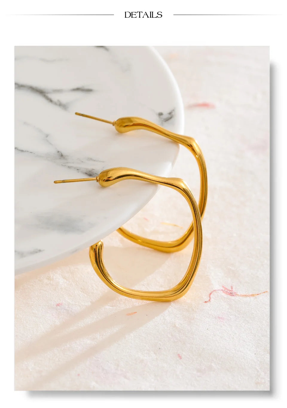 Minimalist geometric earrings in gold-plated stainless steel.