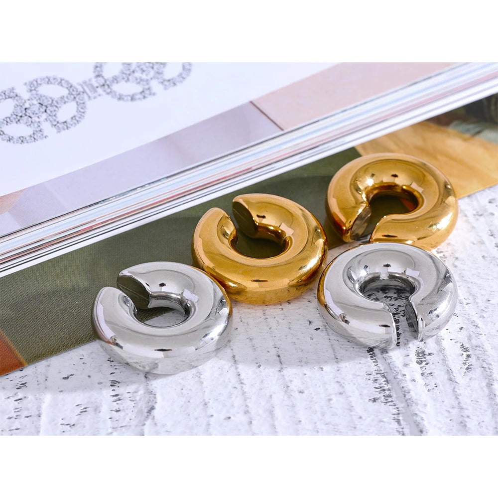 Geometric earrings in gold-plated stainless steel.