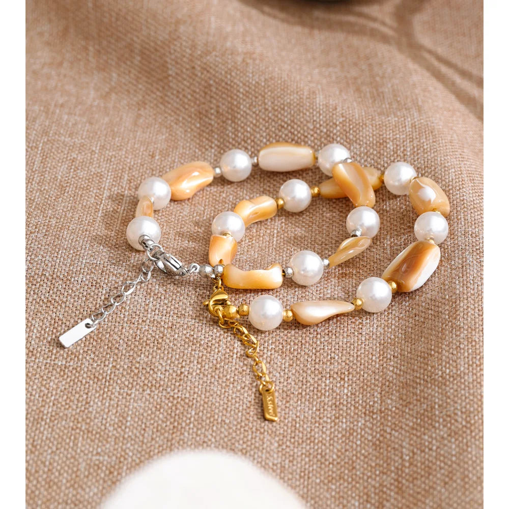 Pearl resin beaded necklace in gold-plated stainless steel with pearl and resin.
