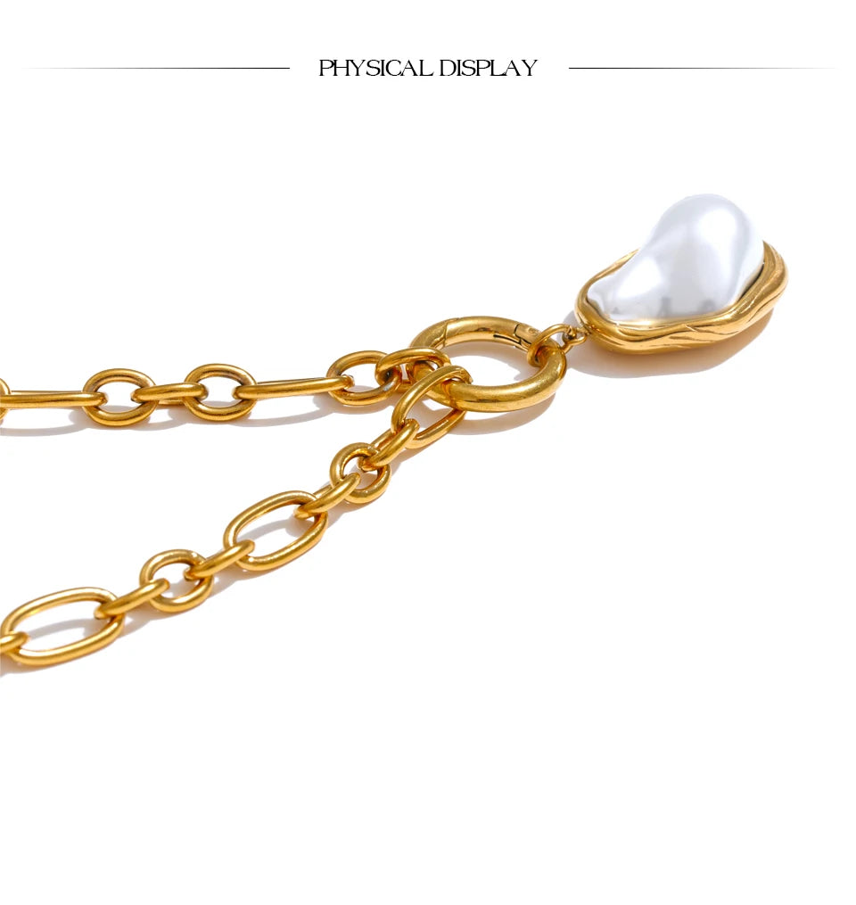 Pearl geometric necklace in gold-plated stainless steel with pearl.