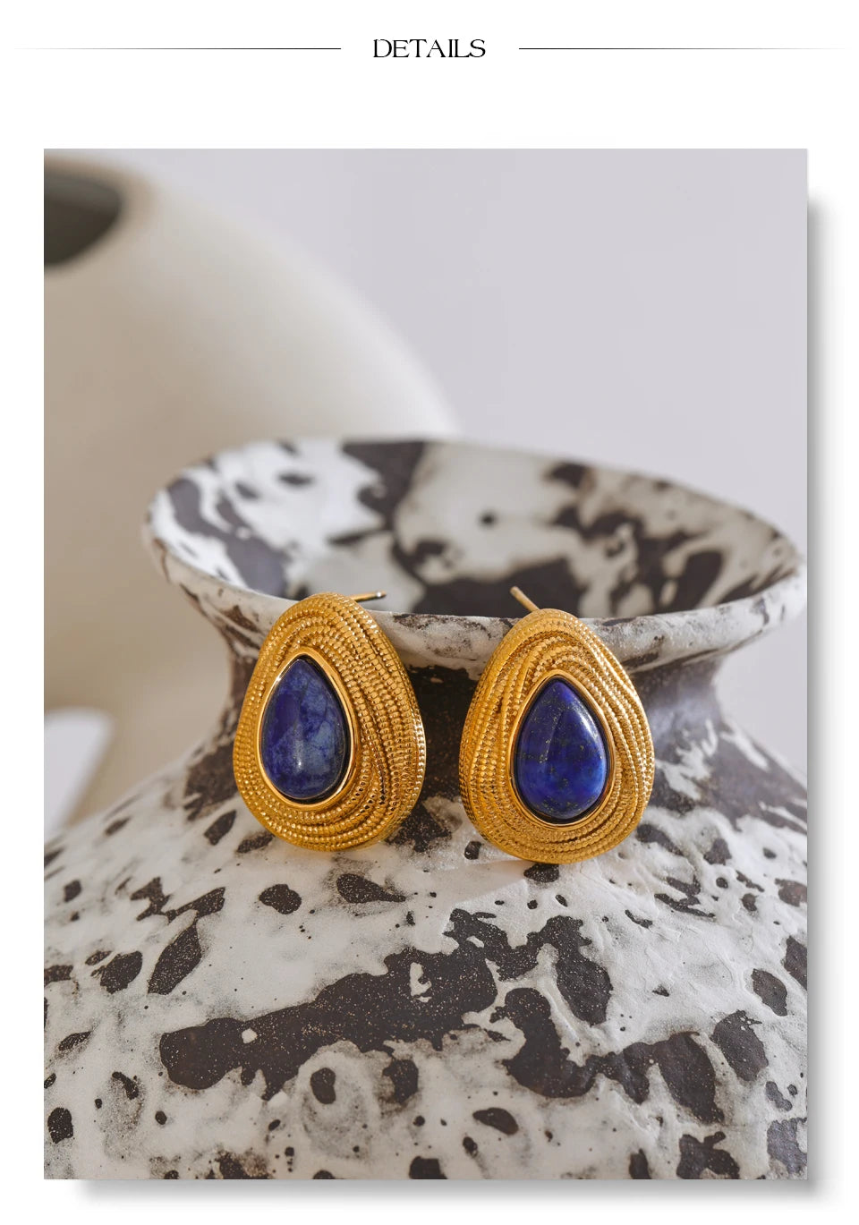 Natural stone geometric earrings in gold-plated stainless steel with natural stone.