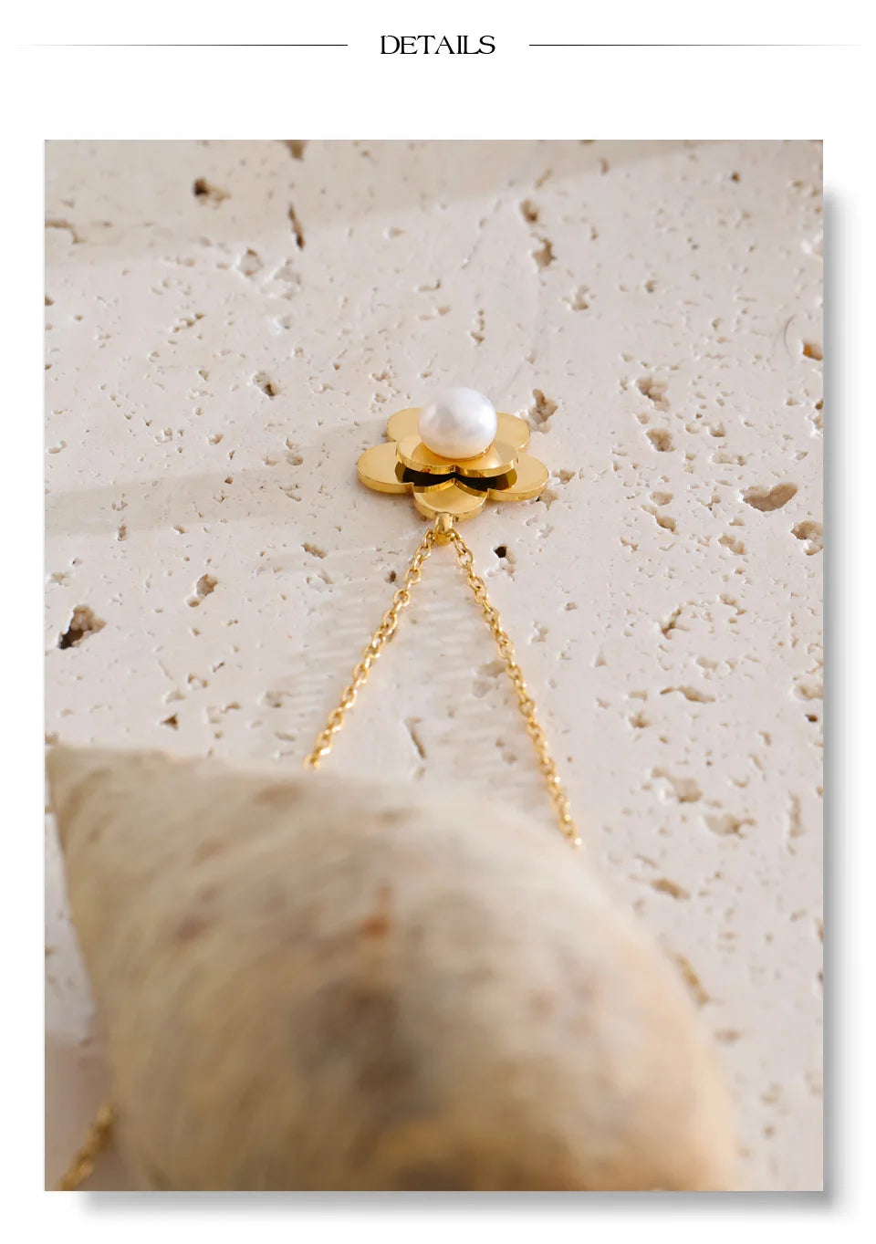 Pearl flower necklace in gold-plated stainless steel with pearl.