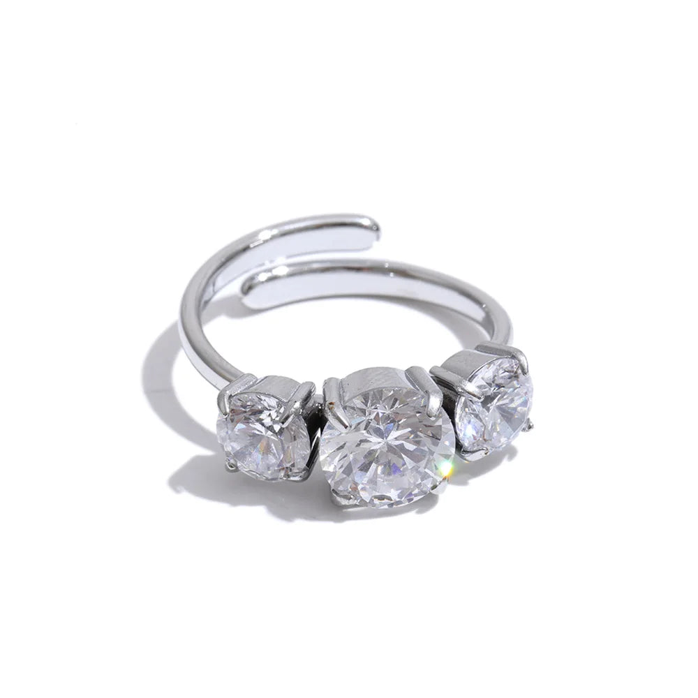 Cubic zirconia minimalist geometric ring in 18K gold-plated stainless steel with cubic zirconia.