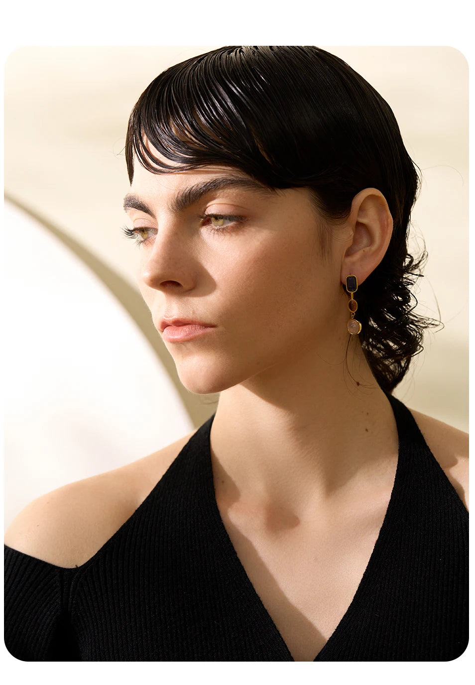 Natural stone geometric earrings in gold-plated 316L stainless steel with natural stone.
