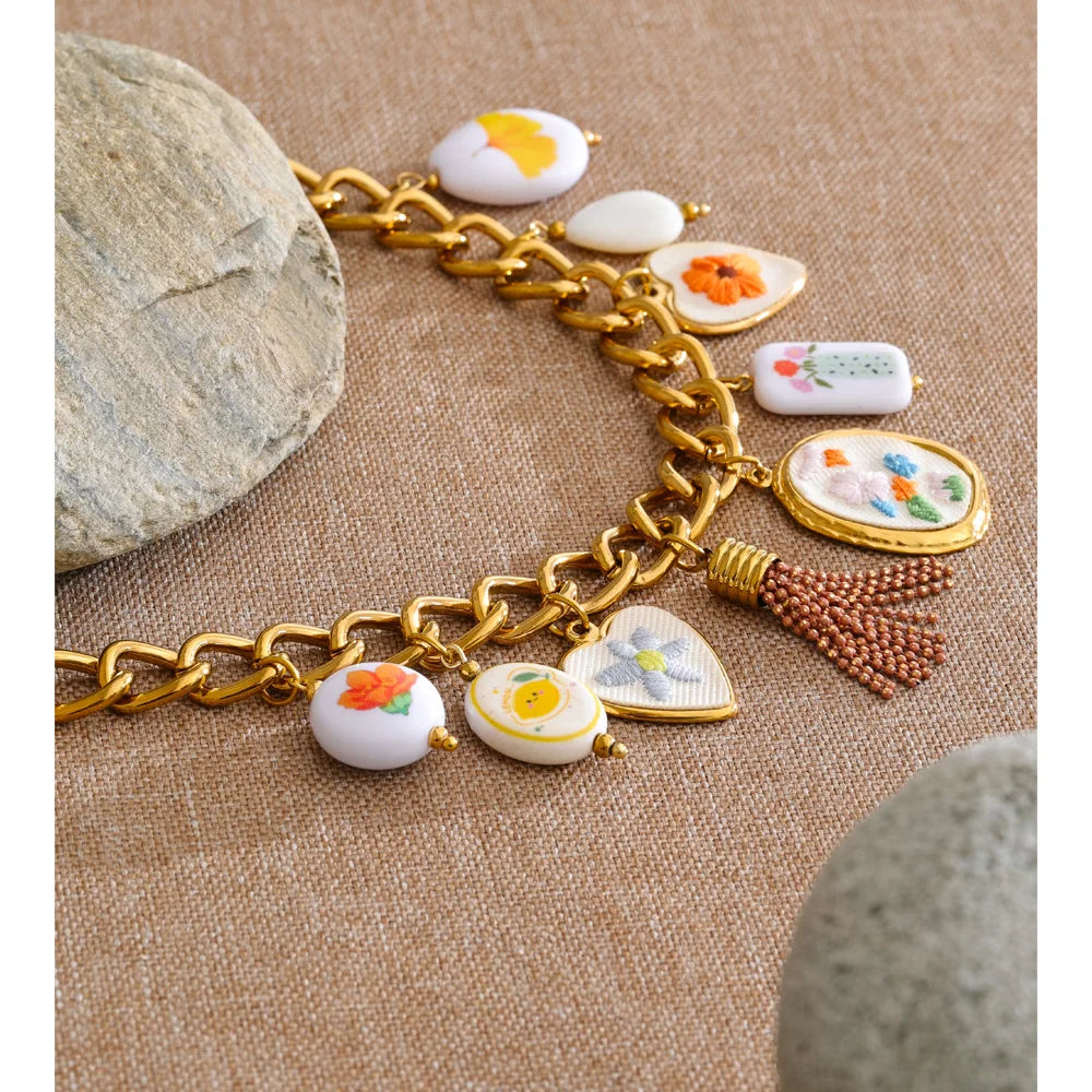 Heart flower necklace in gold-plated stainless steel.
