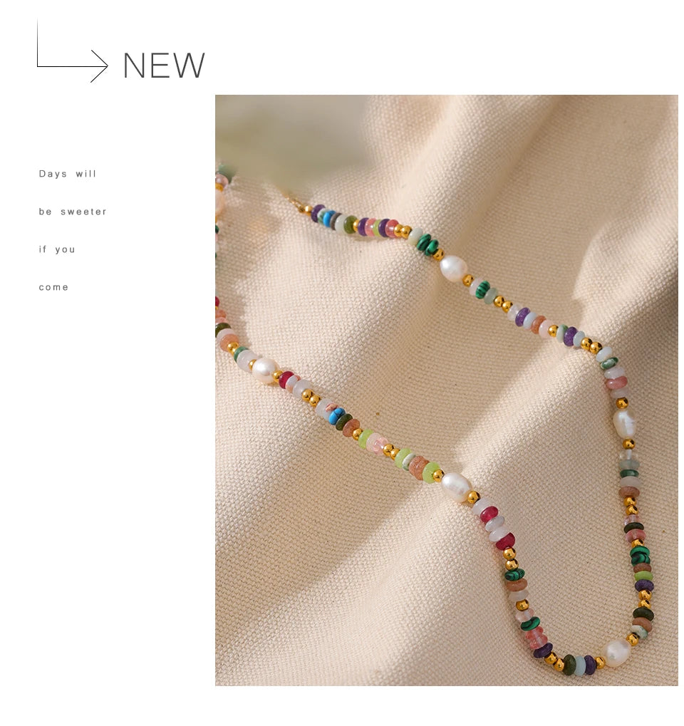 Freshwater pearl natural stone multi-color necklace in gold-plated stainless steel with freshwater pearl and natural stone.