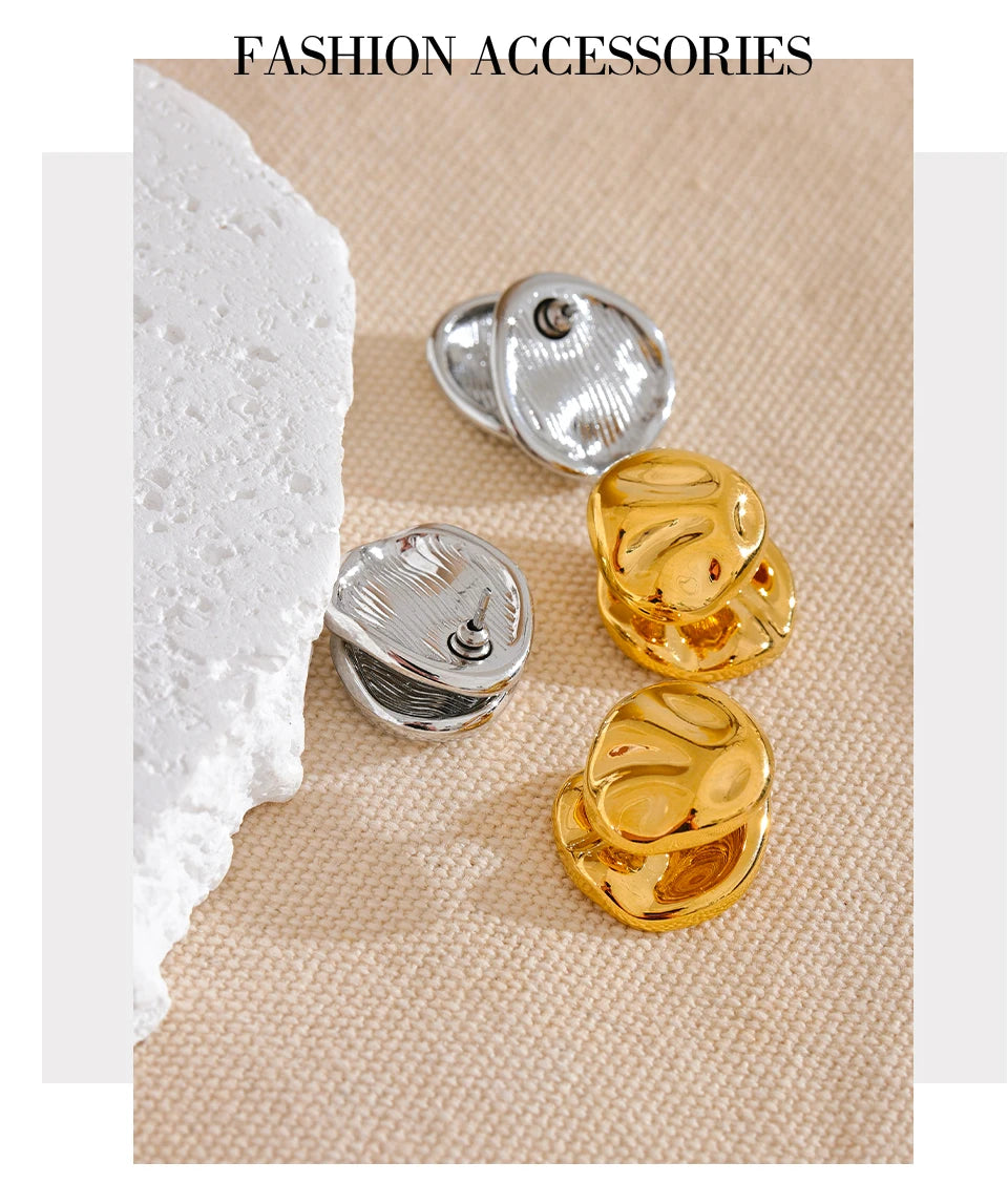 Hammered geometric earrings in gold-plated stainless steel.